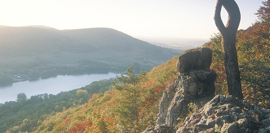 Vom Hohlen Fels aus hat man eine prächtige Aussicht über den Herbstwald auf den Happurger Stausee. 