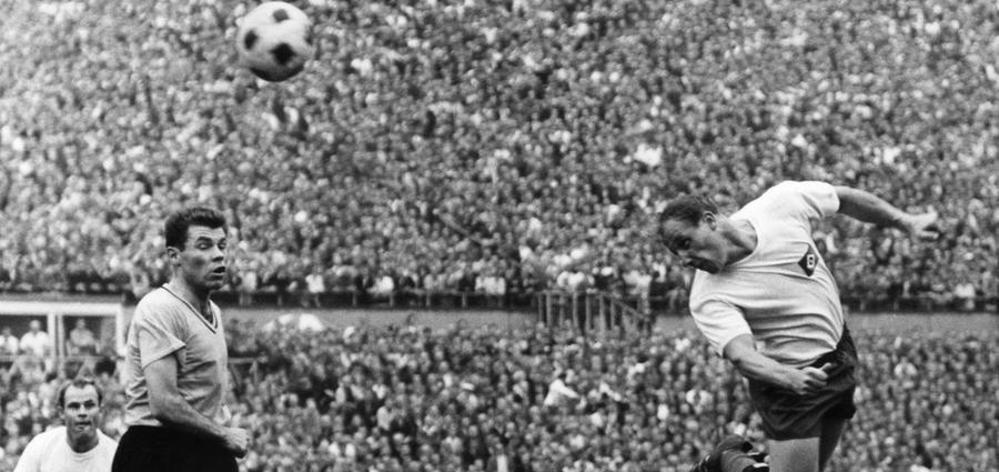 ... was nicht zuletzt an seiner bodenständigen und bescheidenen Art lag. Die Fans sahen ihn als einen der ihren an und tauften Seeler "Uns Uwe". Auf dem Platz liebten sie ihn vor allem für seine wuchtigen Kopfbälle, hier beim Ligaspiel gegen Borussia Dortmund. Legendär ist sein Treffer zum 2:2 im WM-Viertelfinale gegen England 1970, das Seeler in der 82. Minute mit dem Hinterkopf erzielte.