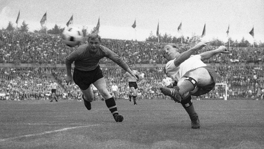 Doch auch mit links konnte Seeler kraftvoll abziehen, hier im DFB-Pokalfinale 1963. Beim 3:0-Sieg des HSV erzielte Seeler alle drei Treffer.