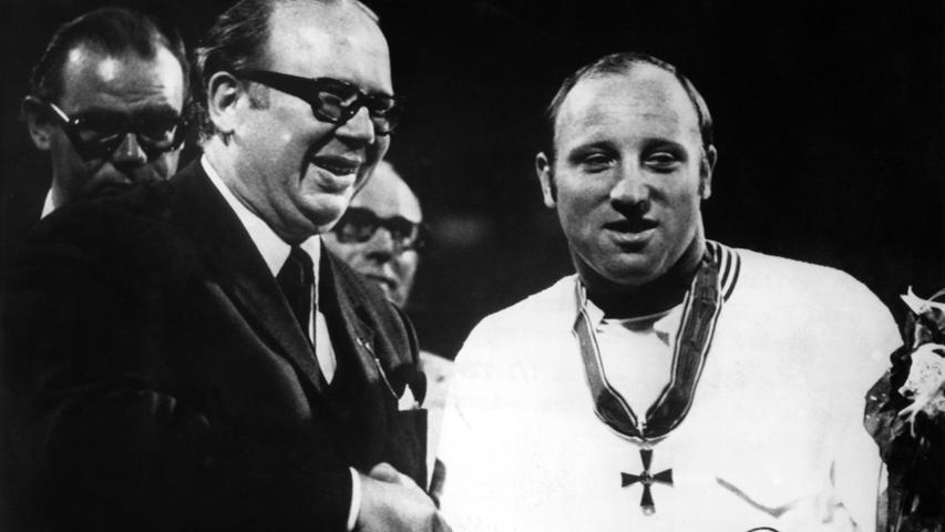 1970 wurde Seeler als erstem Sportler überhaupt das Große Bundesverdienstkreuz überreicht. Dazu ist er Ehrenkommissar der Hamburger Polizei und, besonders wichtig für das Kind eines Hafenarbeiters, seit 1982 auch Ehren-Schleusenwärter in Hamburg.