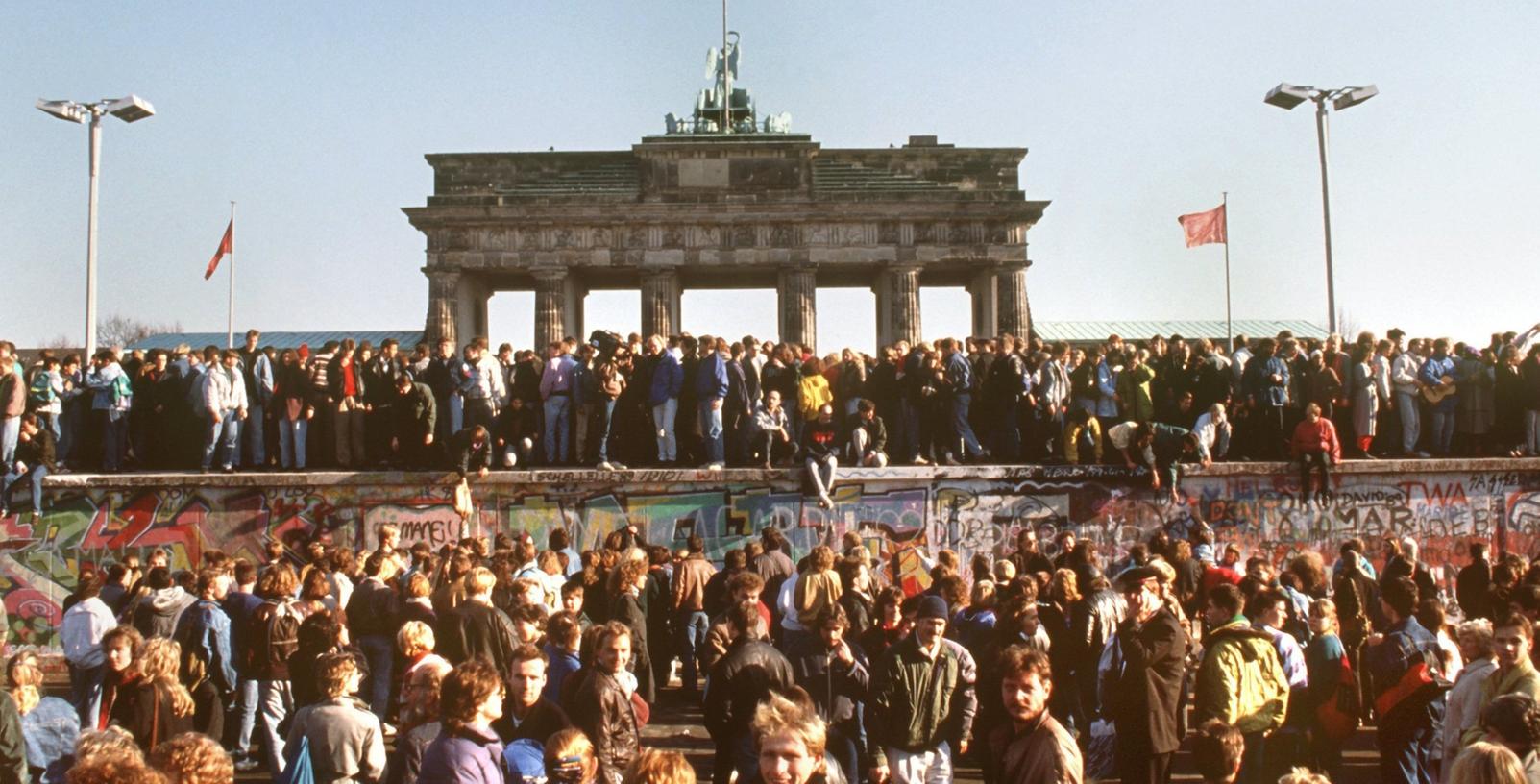 Menschen aus Ost- und Westberlin feiern die Öffnung der DDR-Grenzen am Brandenburger Tor.