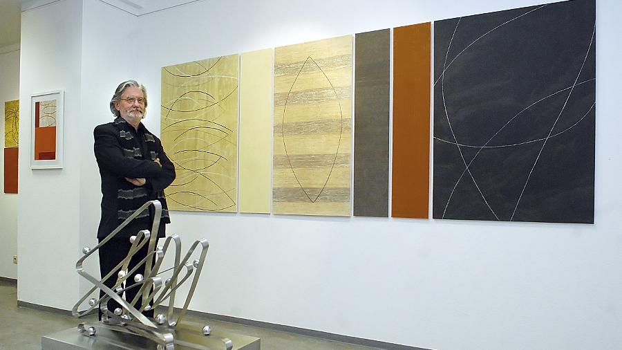 Eine fast minimalistische Sparsamkeit: Franz Kochseder in seiner Ausstellung, deren Motto „Nicht wissen wie es anfängt, nicht wissen wie es aufhört“ den experimentellen Charakter des Werks formuliert. Eine fast minimalistische Sparsamkeit: Franz Kochseder in seiner Ausstellung, deren Motto „Nicht wissen wie es anfängt, nicht wissen wie es aufhört“ den experimentellen Charakter des Werks formuliert.