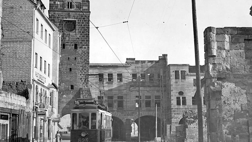 Historische Bilder: Als die Straßenbahn vor St. Sebald hielt