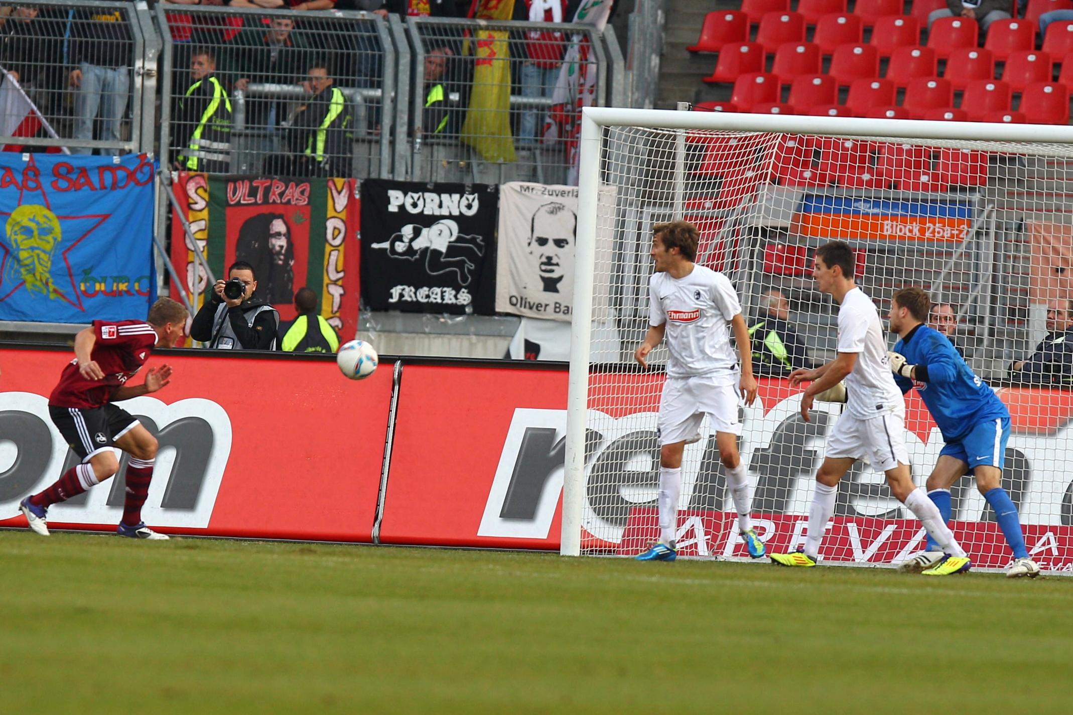 Das vorletzte Duell mit Freiburg auf eigenem Platz ist indes zum wiederholten Mal eine unerfreuliche Angelegenheit. Beim 1:2 im November 2011 ist für die Gastgeber mindestens ein Punkt drin - Mike Frantz bringt den Club in Front. Einfallslos in der Offensive will jedoch nicht mehr als ein Treffer gelingen, hinten liegen die Nerven blank.