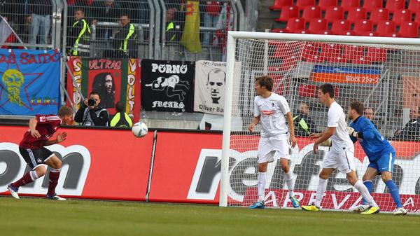 Das vorletzte Duell mit Freiburg auf eigenem Platz ist indes zum wiederholten Mal eine unerfreuliche Angelegenheit. Beim 1:2 im November 2011 ist für die Gastgeber mindestens ein Punkt drin - Mike Frantz bringt den Club in Front. Einfallslos in der Offensive will jedoch nicht mehr als ein Treffer gelingen, hinten liegen die Nerven blank.