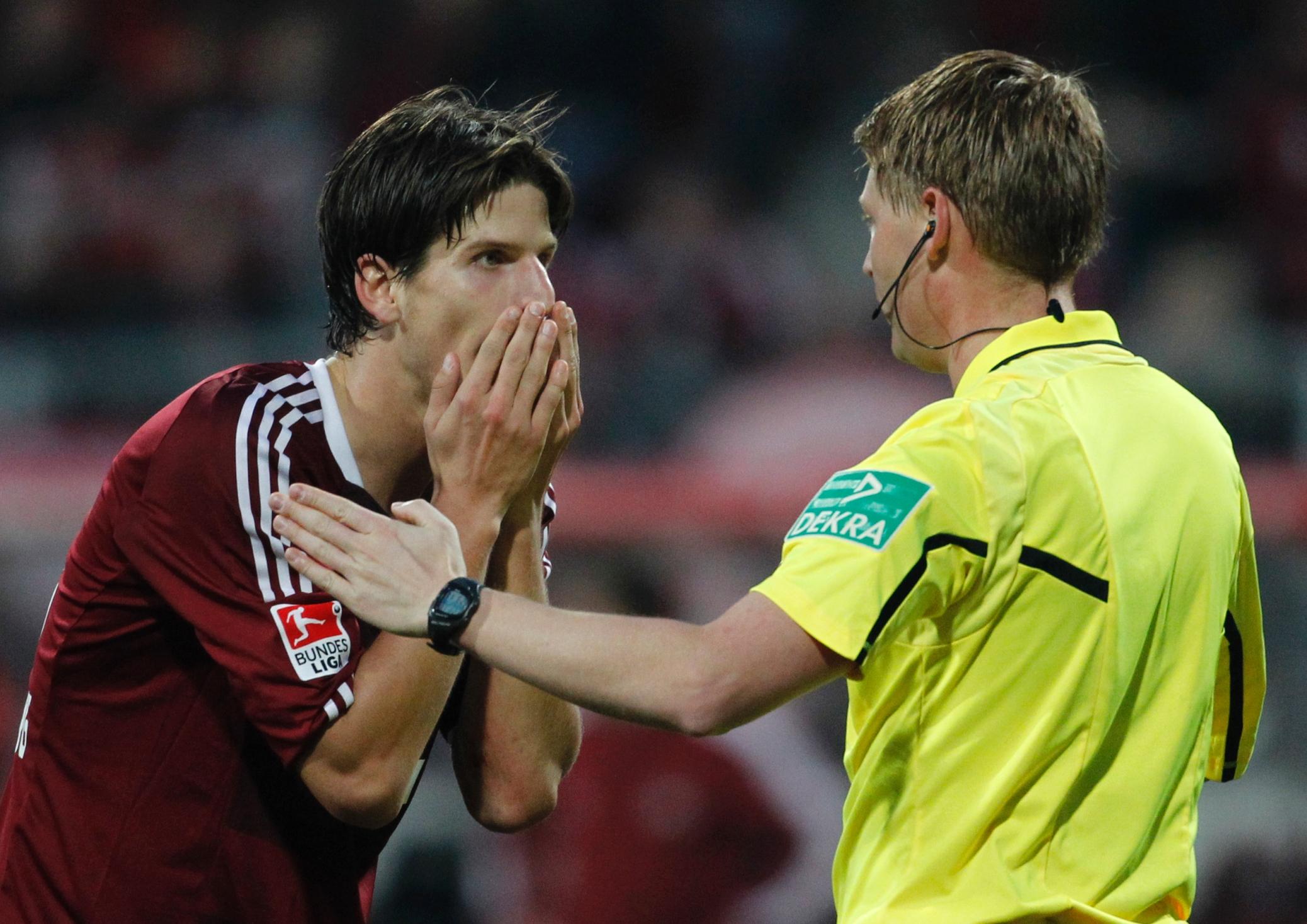 Sekunden vor Schluss unterläuft dem anschließend völlig aufgelöstem Timm Klose ein schwerwiegender Lapsus. Keeper Alexander Stephan - nach den Verletzungen von Raphael Schäfer und Patrick Rakovsky zur Nummer eins aufgestiegen - will retten, was nicht mehr zu retten war. Es gibt Elfmeter für den Sportclub!