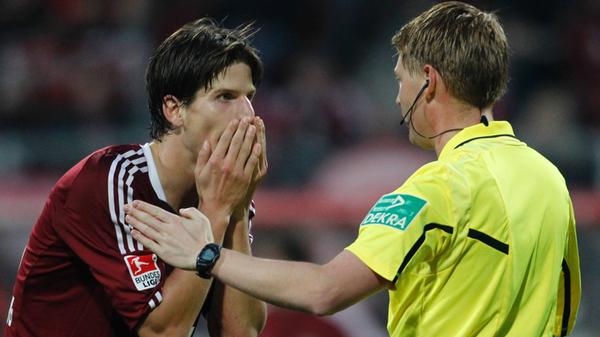 Sekunden vor Schluss unterläuft dem anschließend völlig aufgelöstem Timm Klose ein schwerwiegender Lapsus. Keeper Alexander Stephan - nach den Verletzungen von Raphael Schäfer und Patrick Rakovsky zur Nummer eins aufgestiegen - will retten, was nicht mehr zu retten war. Es gibt Elfmeter für den Sportclub!
