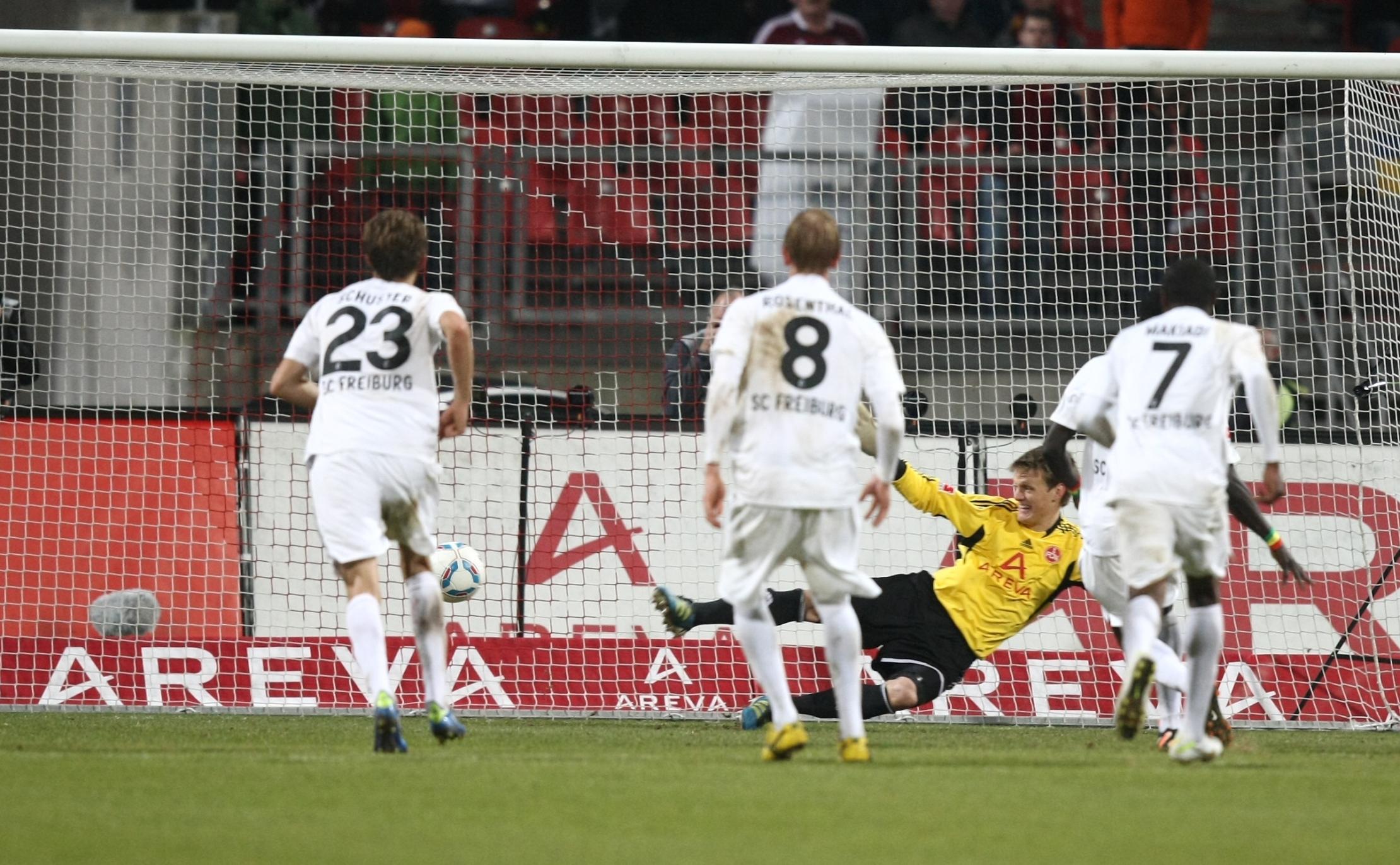 Freiburgs Torjäger Cissé lässt sich die Möglichkeit nicht entgehen und verwandelte den Strafstoß spielentscheidend.