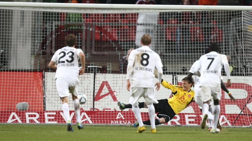 Freiburgs Torjäger Cissé lässt sich die Möglichkeit nicht entgehen und verwandelte den Strafstoß spielentscheidend.