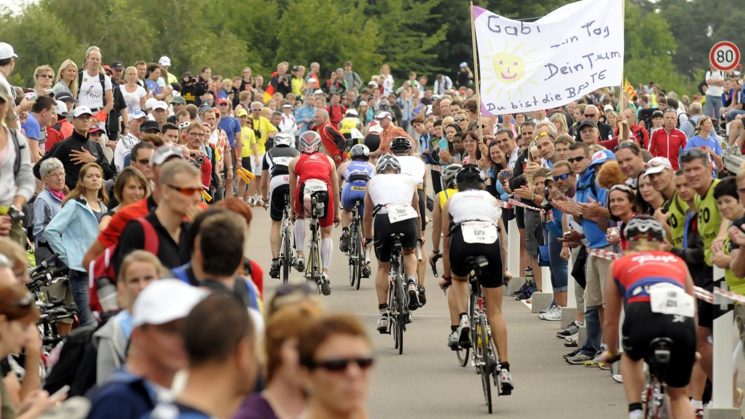 Der jährliche Triathlon-Wettbewerb in Roth lockte 2013 über 200.000 Zuschauer an.