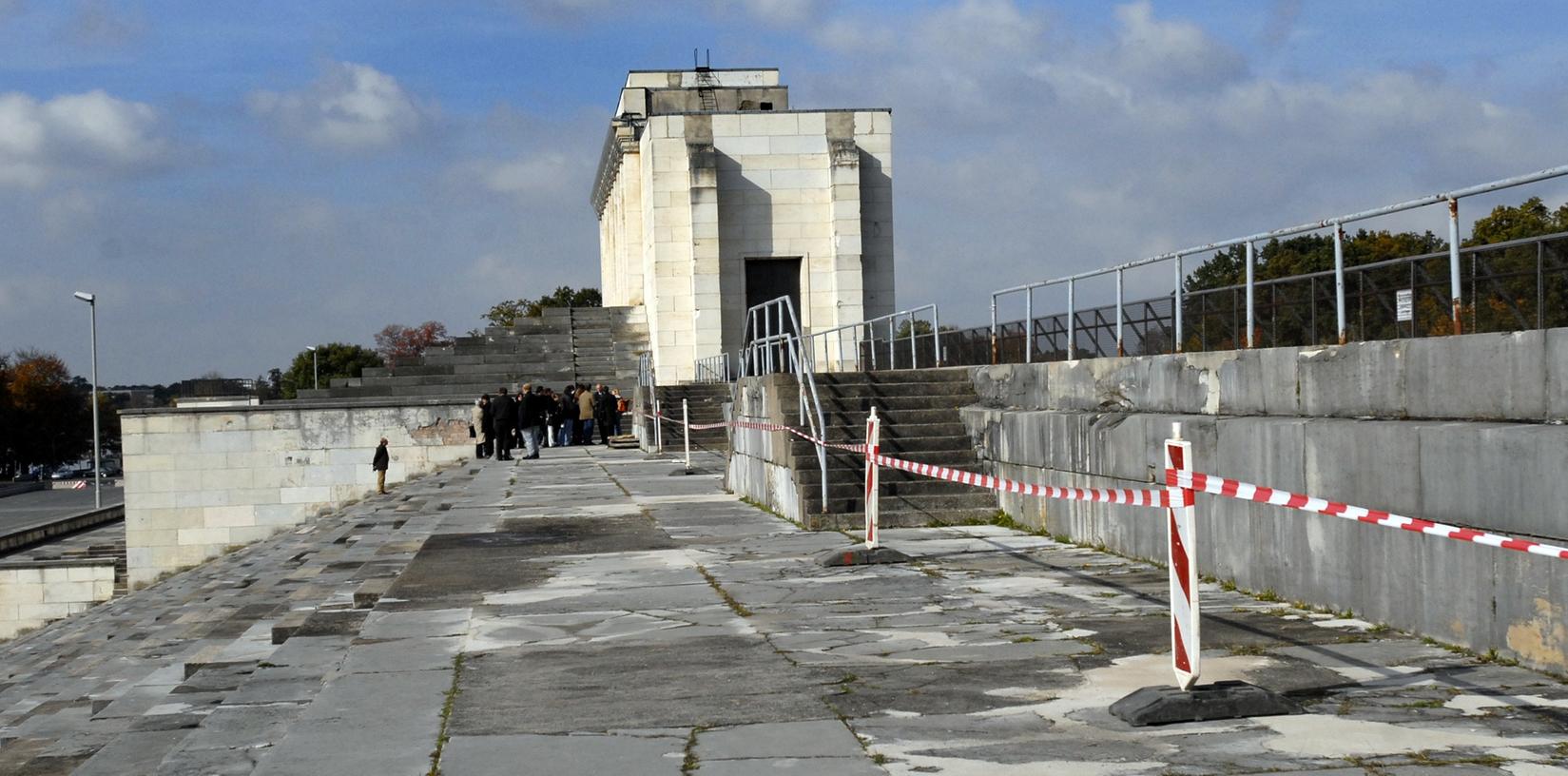 66 Jahre nach Kriegsende bröselt, was 1000 Jahre halten sollte: 75 Millionen Euro werden benötigt, um die Zeppelintribüne wieder begehbar zu machen. 66 Jahre nach Kriegsende bröselt, was 1000 Jahre halten sollte: 75 Millionen Euro werden benötigt, um die Zeppelintribüne wieder begehbar zu machen.