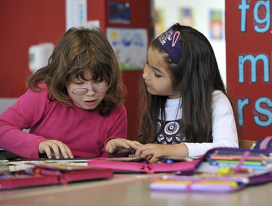 Die Großen helfen den Kleinen — nur ein Vorteil der „flexiblen Grundschule“ wie hier in Stadeln.