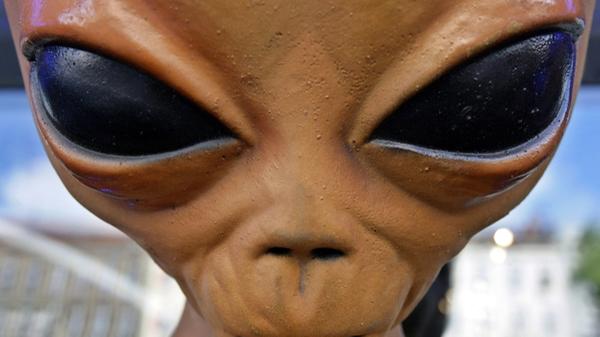 Der Roswell-Zwischenfall von 1947 erschuf eine der nach wie vor populärsten Verschwörungstheorien: Im Juni oder Juli des Jahres soll - von der US-Regierung vertuscht - in der Wüste von New Mexico nahe der Kleinstadt Roswell ein Ufo abgestürzt sein. Die Überreste von Fluggerät und Besatzung (die je nach Theorie den Absturz überlebte oder dabei starb) sollen später in die ebenfalls von Mythen umrankte Area 51 gebracht und dort analysiert worden sein. Obwohl sich der Roswell-Zwischenfall 1994 als Absturz eines Ballons zur Aufspürung sowjetischer Atomtests herausstellte und auch die (vorher geheime) Existenz der Area 51 im Jahre 2013 von der amerikanischen CIA bestätigt wurde, ranken sich dennoch nach wie vor viele Gerüchte um den Absturz und das weiträumig abgesperrte Testflug-Gelände. Und das ist auch gut so, denn sonst hätte es vermutlich weder die Mystery-Serie "Akte X" gegeben, noch zahlreiche andere Filme, die sich mit dem Thema befasst haben.