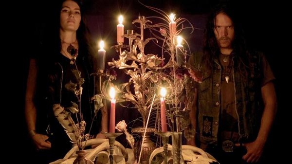 Ein Wort: Blackgaze. Das ist es, womit Wolves In The Throneroom ihre Fans begeistern. Dabei mischen die Amerikaner Post-Rock, Shoegazing und Black Metal.