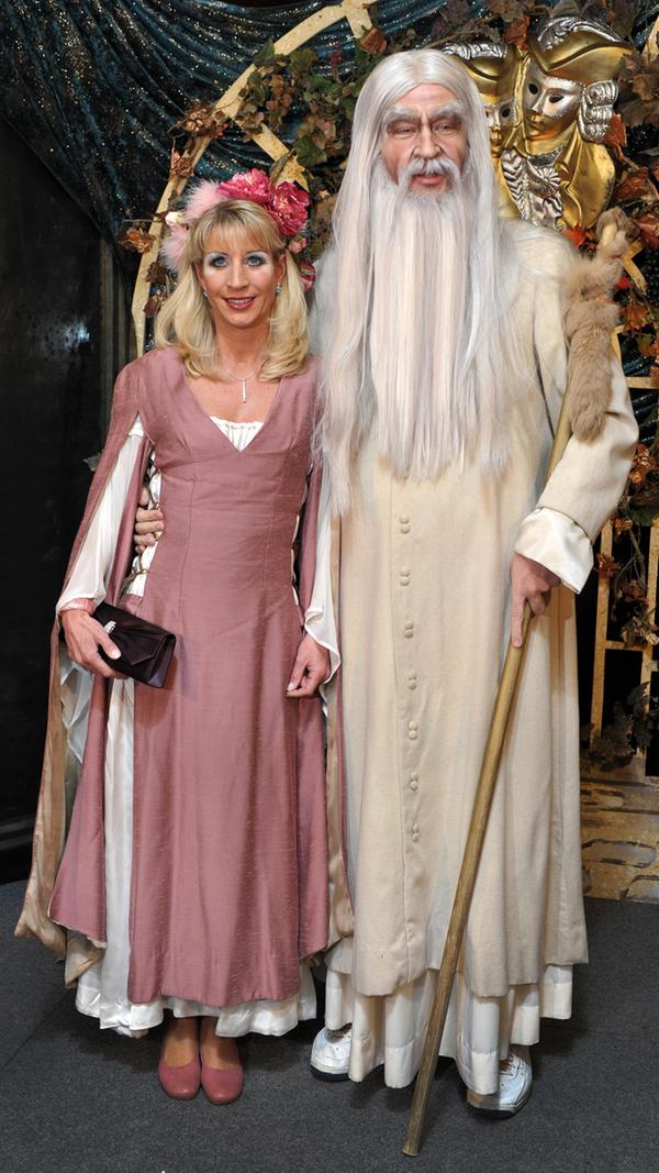 Aber auch in Mittelerde zeigt er sich stilsicher: Bei der Fastnacht Franken 2010 verzaubert Söder als Gandalf der Graue aus "Der Herr der Ringe" nicht nur seine Ehefrau Karin. Nur für die passenden Schuhe hat das Budget wohl nicht mehr gereicht.