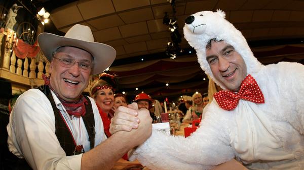 So fängt man Sympathien bei den Nürnbergern ein: Söder verkleidet als Eisbärin Flocke. Das Bild zeigt ihn beim Fasching in Veitshöchheim 2009 zusammen mit Joachim Herrmann.