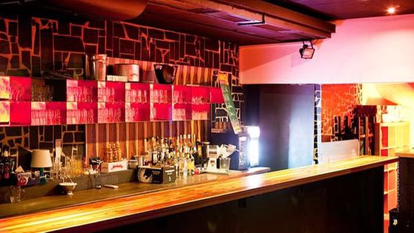 Der Kellerklub in der Klaragasse ist eine echte Institution und nicht nur eine hervorragende Anlaufstation für ein Bierchen nach dem Christkindlesmarkt. Im Club Stereo finden fast täglich unterschiedliche Konzerte statt. Donnerstag, Freitag und Samstag stehen dann auch DJs hinterm Mischpult. Bei Partys beginnt der Spaß um 23 Uhr. Konzerte beginnen zumeist um 20 Uhr.