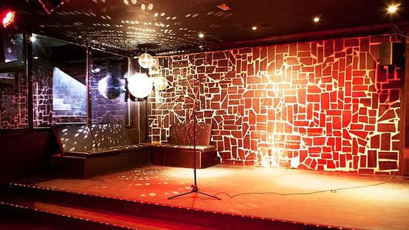 So leer ist derzeit der Veranstaltungsraum des Club Stereo in der Nürnberger Klaragasse. Ab kommenden Samstag kehrt zumindest in den Bar-Bereich im Erdgeschoss wieder Leben zurück, wenn der Getränke- und Merchandise-Verkauf startet. So leer ist derzeit der Veranstaltungsraum des Club Stereo in der Nürnberger Klaragasse. Ab kommenden Samstag kehrt zumindest in den Bar-Bereich im Erdgeschoss wieder Leben zurück, wenn der Getränke- und Merchandise-Verkauf startet.