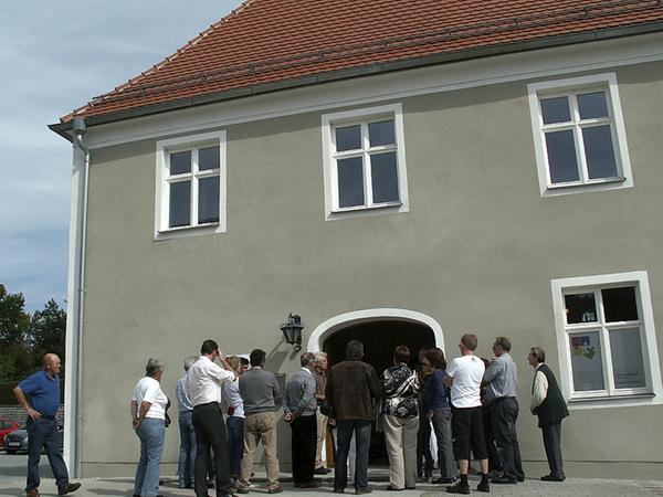 Honigsüßer Bengel wacht über Baustelle