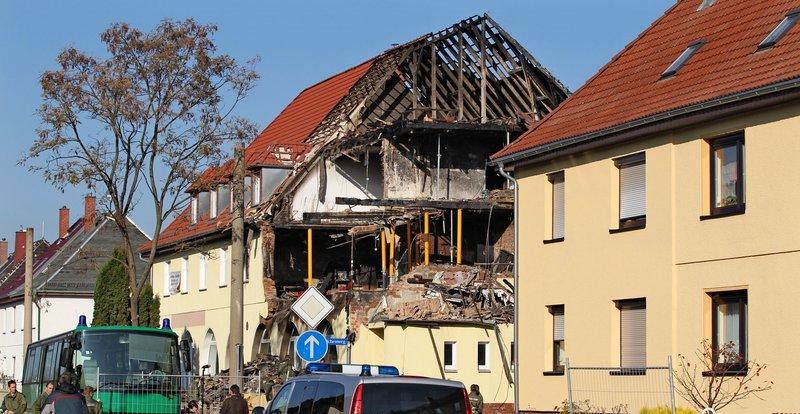 Das Versteck der Zwickauer Zelle wird im November 2011 durch eine Explosion zerstört. In den Trümmern finden die Beamten elf Schusswaffen.