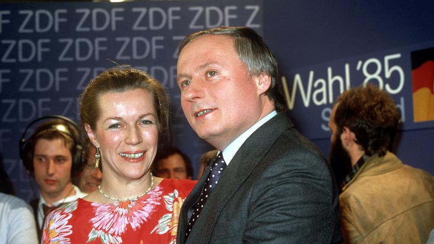 Lafontaine mit Frau Margret nach seinem Sieg im ZDF-Wahlstudio in Saarbrücken. Margret war Künstlerin, aus ihrer Ehe mit Lafontaine ging ein Sohn hervor.