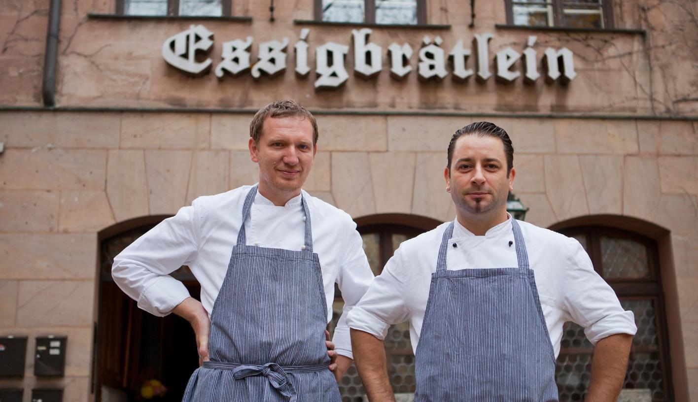 Das "Essigbrätlein" ist eines von Nürnbergs Aushängeschildern in der Gastro-Szene. Nicht nur die Köche Andree Köthe (links) und Yves Ollech sind da stolz.