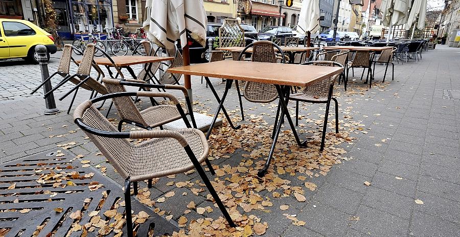 Jeder weitere Tisch im Freien bedeutet mehr Lärm, kritisieren Anwohner des Michaelsviertels (hier ein Blick in die schon herbstlich ruhige Gustavstraße). Die Stadt, so fordern sie, müsse daher kontrollieren, was sie genehmigt.