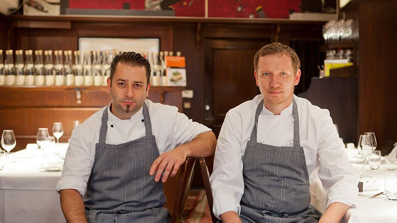Die Köche Andree Köthe (links) und Yves Ollech sitzen gemeinsam in ihrem Restaurant Die Köche Andree Köthe (links) und Yves Ollech sitzen gemeinsam in ihrem Restaurant