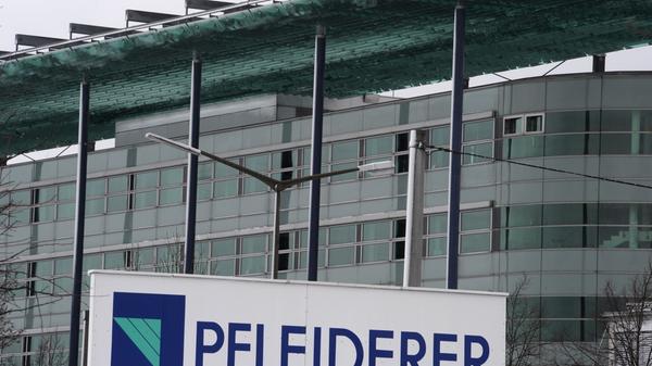 Nach der Insolvenz 2012 stehen die Zeichen bei Pfleiderer wieder auf Wachstum. Im Geschäftsjahr 2015 hat der Holzverarbeiter einen Konzernumsatz von 984,5 Millionen erwirtschaftet. Während Spekulanten damals an der Pleite verdienten, gingen Aktionäre und Gläubiger einer Hybridanleihe leer aus. Seither ist die weitgehend unbekannte Investmentgesellschaft Atlantik mit Sitz in Luxemburg Haupteigentümer.