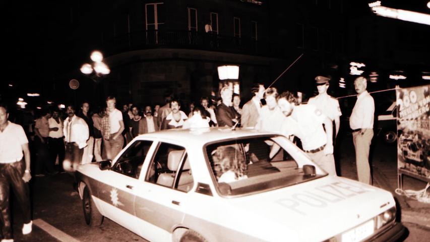 Im Juni 1982 erschoss der Neonazi Helmut Oxner in einer Nürnberger Diskothek drei Ausländer, drei weitere Menschen verletzte er schwer. Am Ende richtete der Täter sich selbst. Brutale Straftaten von Neonazis und Rechtsradikalen beschäftigten immer wieder die fränkische Polizei. Eine Chronologie der rechten Gewalttaten in Franken, Bayern und Deutschland finden Sie hier. Im Juni 1982 erschoss der Neonazi Helmut Oxner in einer Nürnberger Diskothek drei Ausländer, drei weitere Menschen verletzte er schwer. Am Ende richtete der Täter sich selbst. Brutale Straftaten von Neonazis und Rechtsradikalen beschäftigten immer wieder die fränkische Polizei. Eine Chronologie der rechten Gewalttaten in Franken, Bayern und Deutschland finden Sie hier.