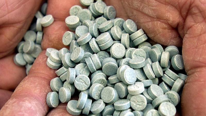 Ecstasy, dessen Hauptbestandteil MDMA strukturell zur Gruppe der Amphetamine gehört, war wohl eine der ersten Modedrogen. Sie gewann Ende der 80er, Anfang der 90er Jahre rasant an Popularität.