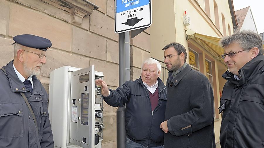 Aus dem Berufsalltag: Bürgermeister Ralph Edelhäußer und Ordnungsamtsleiter Roland Hitschfel (re.) wird die Funktion der Brötchentaste erläutert.