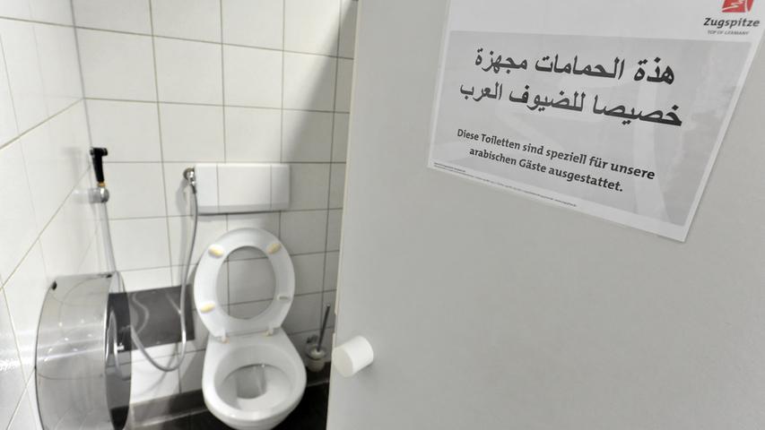 Der Siegeszug der Toilette war ein internationaler. Aber nicht in allen Kulturen sind WCs, beziehungsweise deren Ausstattung, gleich. Ebenso die Benutzungsgewohnheiten. In islamischen Ländern zum Beispiel findet man eine Handbrause neben der Schüssel, mit der man sich nach dem Toilettengang waschen kann. Trotz der weltweiten Verbreitung von Toiletten jedoch...