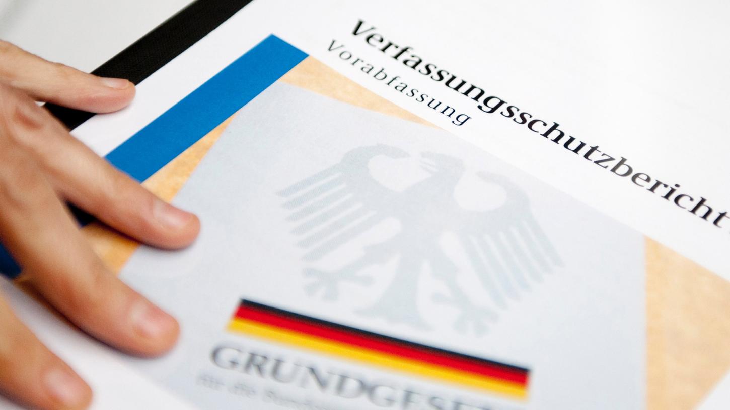 Der Verfassungsschutz soll in Zukunft neue Richter in Bayern einer Kontrolle unterziehen. Die bayerische Regierung will über diesen Vorschlag zumindest beraten.