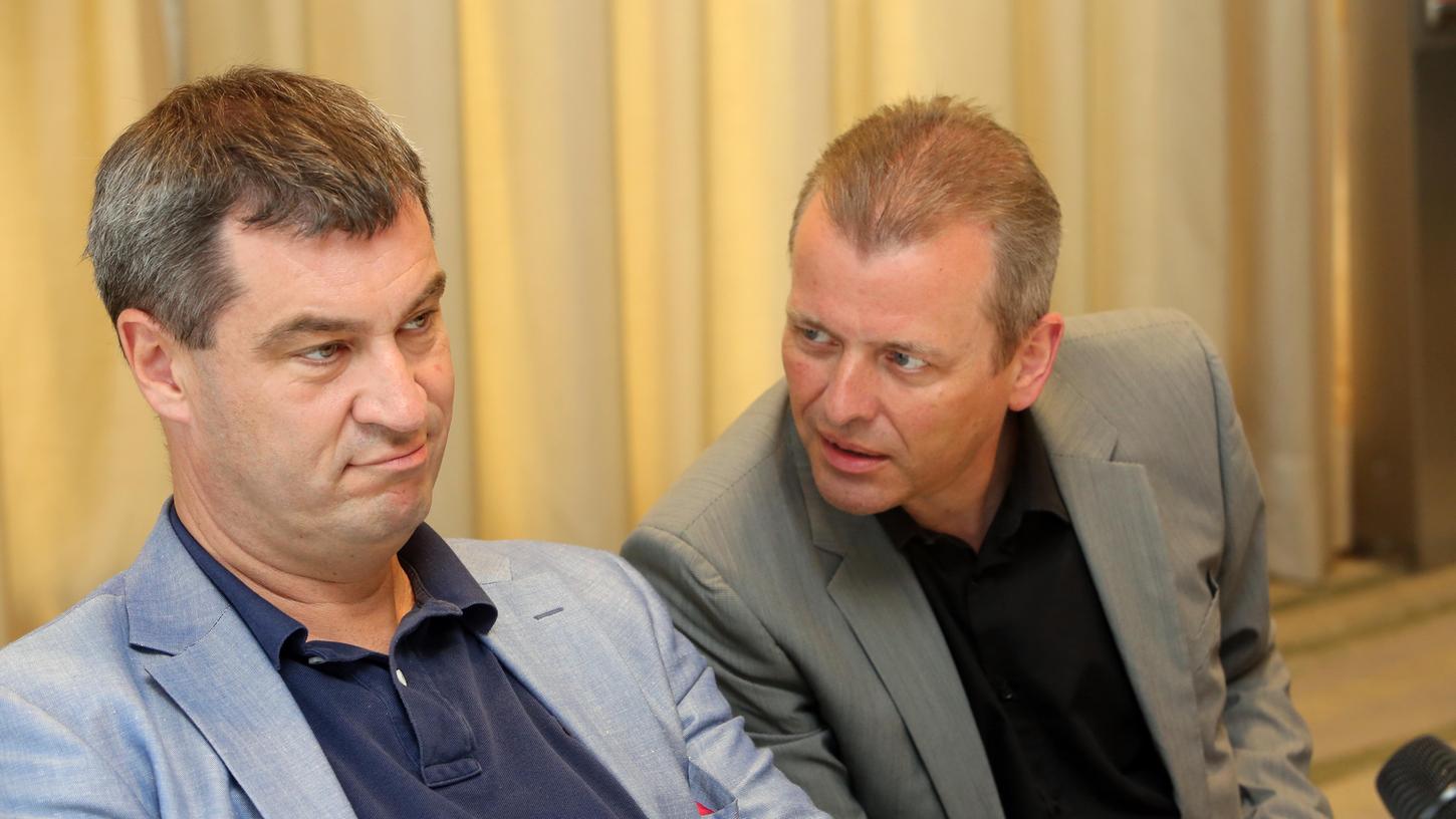 Für einen guten Zweck: Markus Söder (links) nominierte Nürnbergs OB Ulrich Maly für die Ice Bucket Challenge. Kein Grund für eine "Eiszeit" zwischen den zwei Politikern.