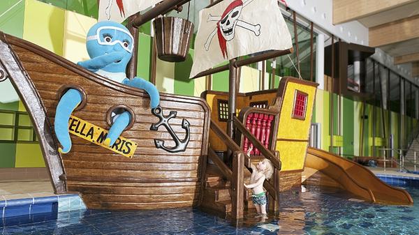 Das Bambados ist das erste Passivhaus-Hallenbad Europas. Aber nicht nur das ist herausragend: Das Kinderbecken bietet nämlich ein Piratenschiff und die Saunalandschaft wurde vom Deutschen Sauna-Bund mit Fünf-Sterne-SaunaPremium ausgezeichnet. Grund dafür: Ein abwechslungsreiches Programm, die direkte Verbindung zum Wellnessbereich, separate Gastronomie und insgesamt sechs Saunen, ein Dampfbad sowie zwei Doppel-Infrarotkabinen. • Öffnungszeiten und weitere Details gibt es auf der Homepage.