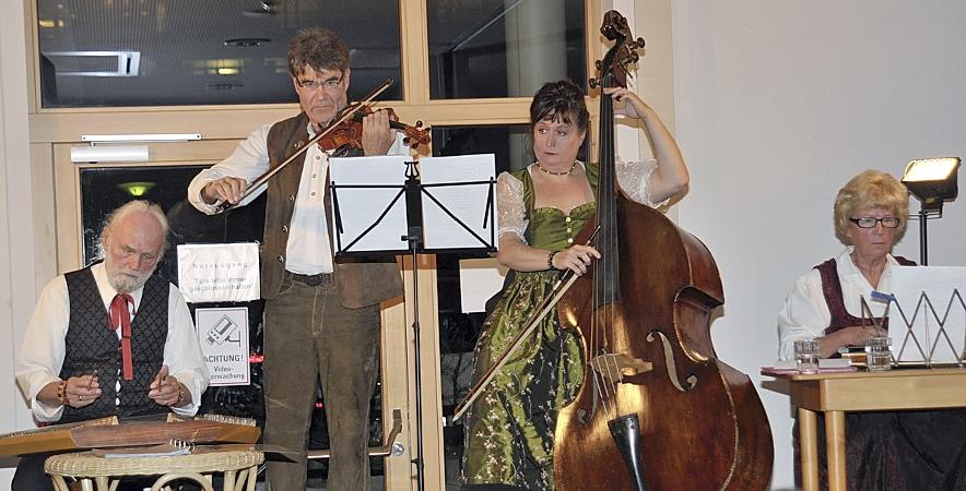 Die Bassistin Lizzy Aumeier spielte zusammen mit der Gruppe „Sofa“ bei der Jubiläumsveranstaltung des Vereins „Klinik und Kunst“. Bislang wurden über 50 Veranstaltungen organisiert. Die Bassistin Lizzy Aumeier spielte zusammen mit der Gruppe „Sofa“ bei der Jubiläumsveranstaltung des Vereins „Klinik und Kunst“. Bislang wurden über 50 Veranstaltungen organisiert.