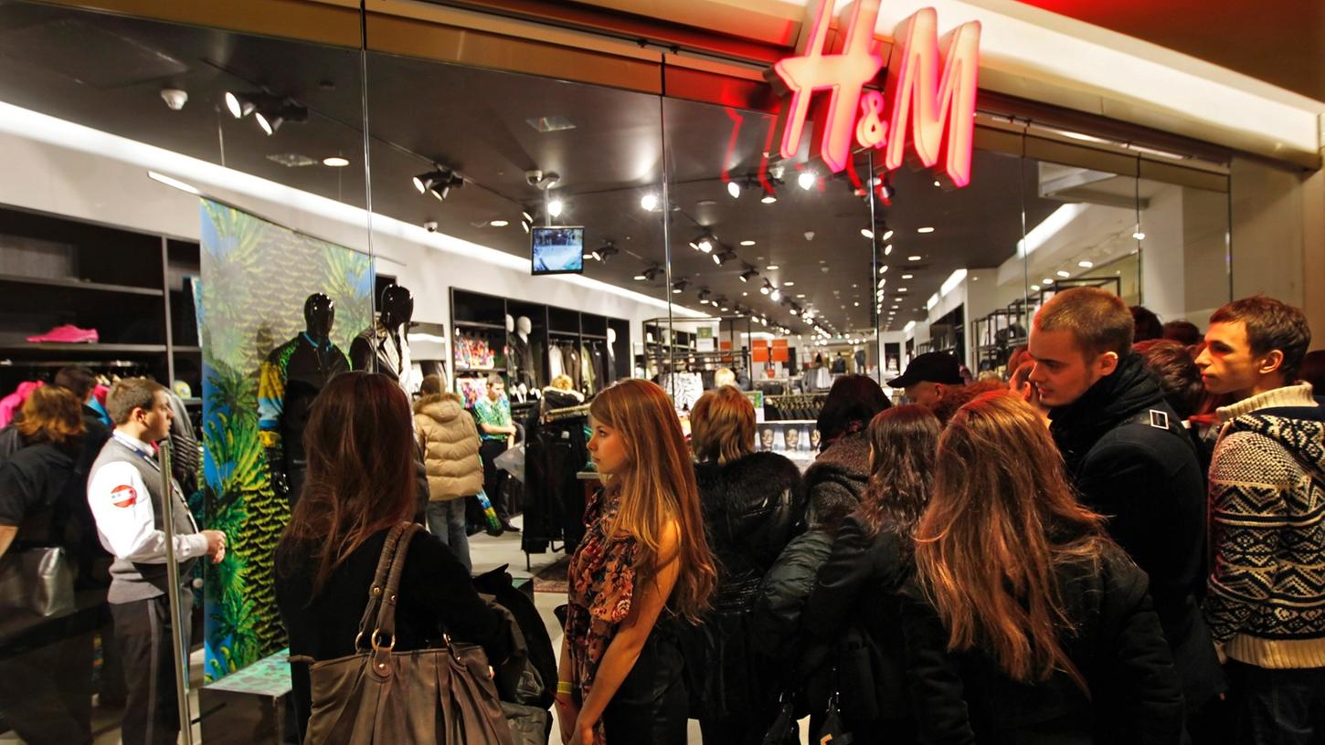 Bei dem Streik geht es auch darum, auf die Arbeitsbedingungen der H&M-Beschäftigten aufmerksam machen. Die Mitarbeiter haben dort mit "Filialschließungen, Personalabbau, gesundheitsschädlicher Flexibilisierung und schlechter Personalführung" zu kämpfen. Bei dem Streik geht es auch darum, auf die Arbeitsbedingungen der H&M-Beschäftigten aufmerksam machen. Die Mitarbeiter haben dort mit "Filialschließungen, Personalabbau, gesundheitsschädlicher Flexibilisierung und schlechter Personalführung" zu kämpfen.