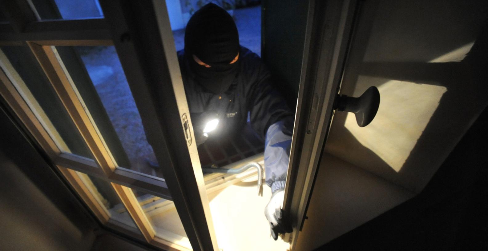 Einbrecher stiegen über Kellerfenster ein