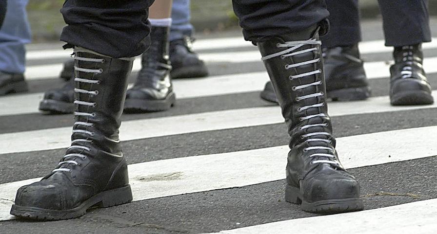 Schwarze Stiefel marschieren auch im Landkreis Neumarkt