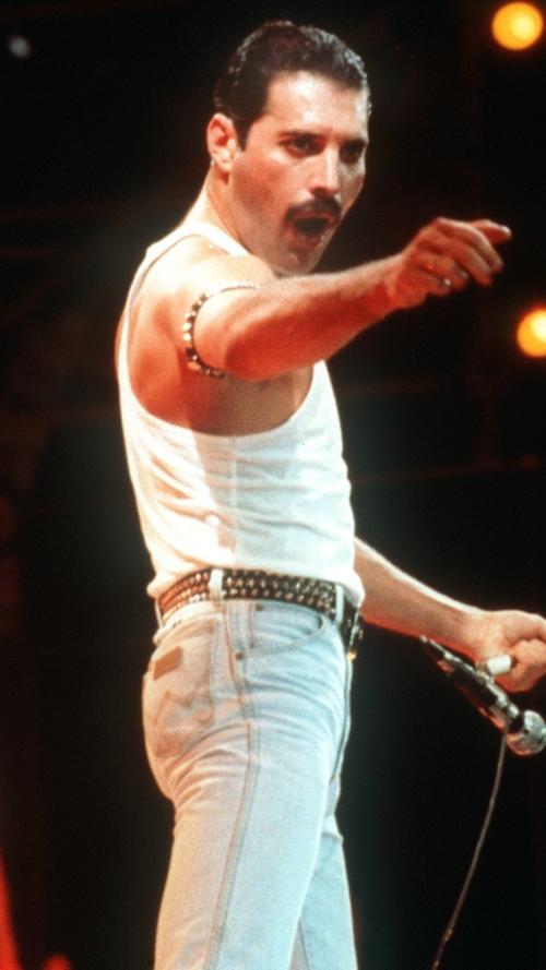 Der 6-Minuten-Epos "Bohemian Rhapsody" der legendären Rockband Queen hat gerade durch seine rhythmische Wechselhaftigkeit Passagen, die jeder gerne mitgrölt - was dem Stück Platz 1 der beliebtesten Auto-Hits einbrachte. Verdienter Rang für die Truppe rund um Legende Freddie Mercury.
