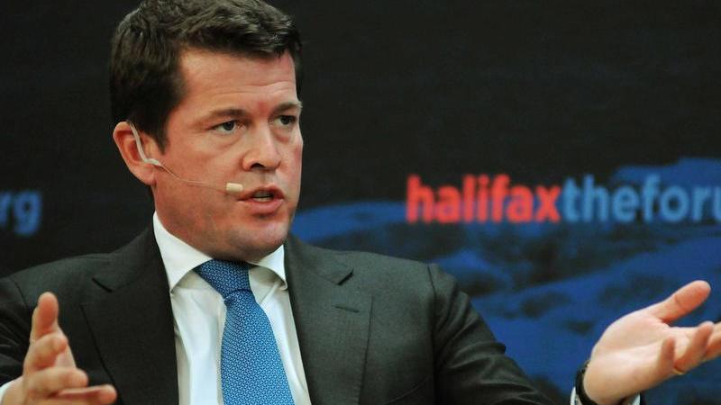 In dieser Funktion nahm Guttenberg am 20. November 2011 am Halifax International Security Forum, einer Sicherheitskonferenz in Kanada, teil. Kein Gel, keine Brille, dafür etwas mehr auf den Rippen: Die deutschen Medien beobachteten jeden Schritt des Ex-Ministers bei seinem ersten öffentlichen Auftritt nach dem Rücktritt.
