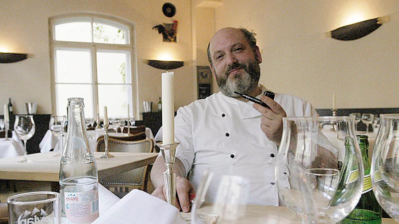 Inhaber und Koch Rudi Feeß in seinem französischen Restaurant "Le Virage".