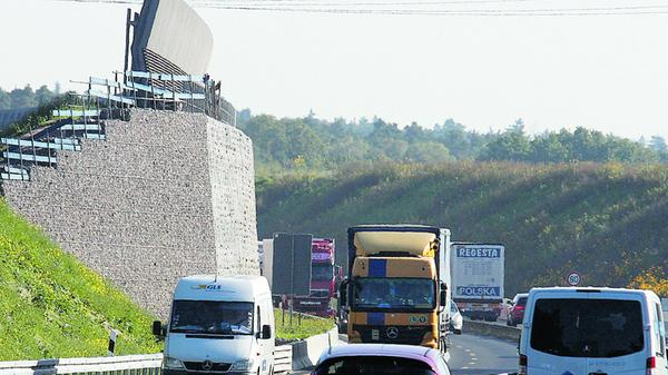 Die Autobahndirektion betont, dass beim Lärmschutz die Lücken geschlossen und alle Grenzwerte eingehalten werden. Die Stadt Nürnberg und der Freistaat Bayern finanzieren aber zusätzlich auf 1,4 Kilometern Länge eine drei Meter hohe Gabionenwand, die auf den Lärmschutz der Autobahndirektion noch obendrauf kommt. Sie soll in der angrenzenden Gartenstadt für mehr Ruhe sorgen. Im Oktober 2021 soll bis auf letzte Arbeiten am Lärmschutz alles fertig sein.