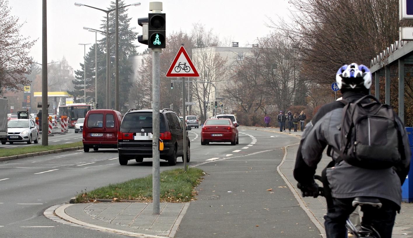 Vielerorts geraten auch in Nürnberg Radfahrer aufgrund von Schwachstellen im Verkehrsnetz immer wieder in schwierige Situationen. In der Ansbacher Straße beispielsweise endet der Radweg plötzlich, sodass Fahrradfahrer auf die Straße ausweichen müssen.