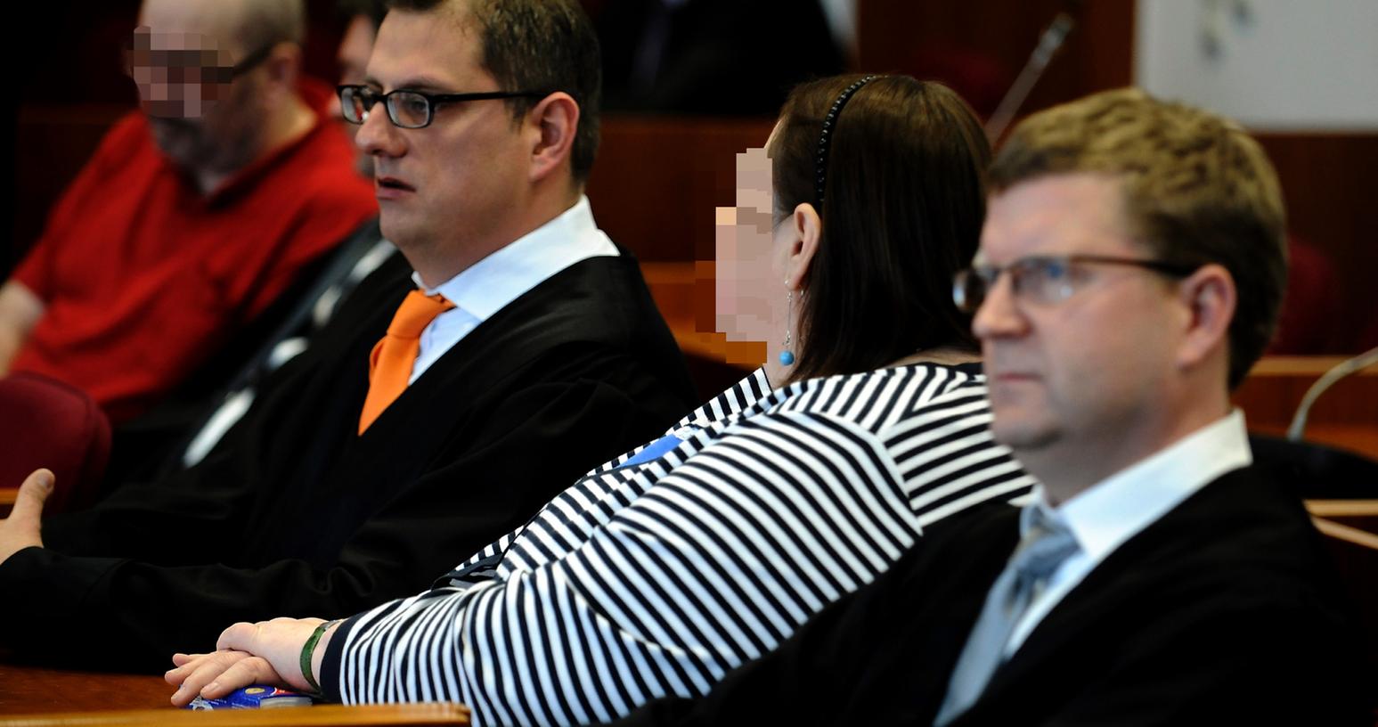 Die im Prozess um den gewaltsamen Tod des neunjährigen Pflegekindes Anna angeklagte Petra W. sitzt im Landgericht in Bonn an ihrem Platz im Gerichtssaal zwischen ihren Anwaelten Carsten Rubarth (3.v.r.) und Christian Breuer (r.). Ihr mitangeklagter Ehemann Ralf W. sitzt im Hintergrund. Die im Prozess um den gewaltsamen Tod des neunjährigen Pflegekindes Anna angeklagte Petra W. sitzt im Landgericht in Bonn an ihrem Platz im Gerichtssaal zwischen ihren Anwaelten Carsten Rubarth (3.v.r.) und Christian Breuer (r.). Ihr mitangeklagter Ehemann Ralf W. sitzt im Hintergrund.