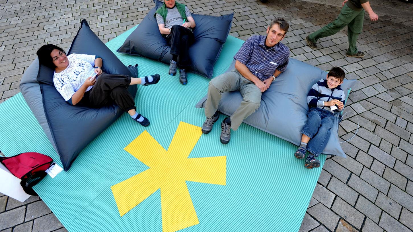 Kunstvoller Zeitvertreib: Eine der drei Warteinseln in der Fußgängerzone. Dort gibt es täglich um Kunstvoller Zeitvertreib: Eine der drei Warteinseln in der Fußgängerzone. Dort gibt es täglich um