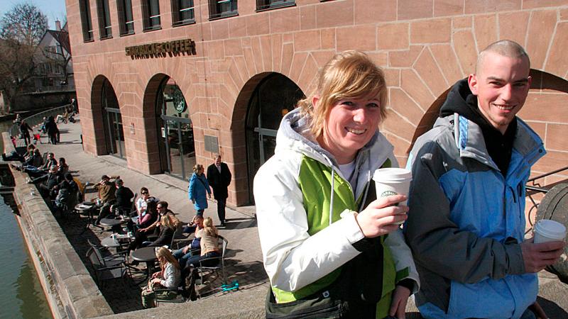Heike Nützel und Christian Scheuerpflug genießen an der Fleischbrücke Kaffee und Sonne.