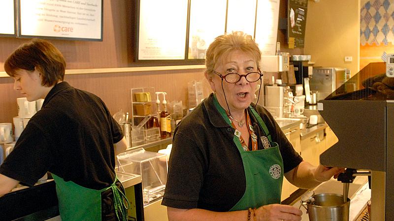 Heidi Schirmer ist mit 60 Jahren die älteste Verkäuferin in der Filiale am Hauptmarkt. Das Buch von dem New Yorker Starbucks Mitarbeiter kennt sie allerdings noch nicht.