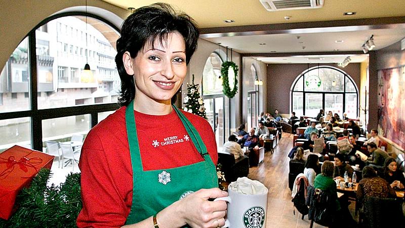 Filialleiterin Seyda Gueler serviert bei Starbucks den Macchiato und Co.